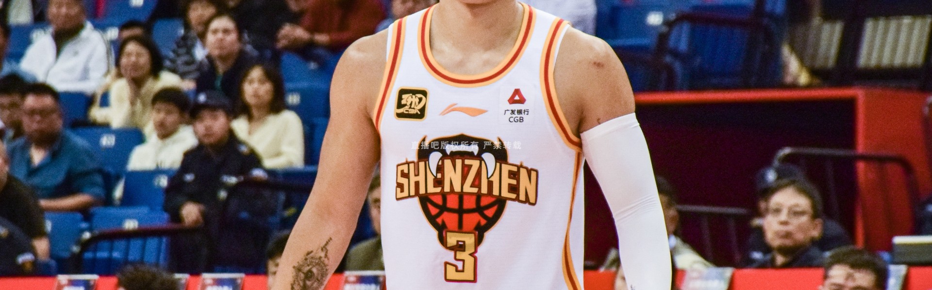 kaiyun-双枪！贺希宁半场13中6砍14分 史密斯半场9中5砍18分&amp;第二节15分