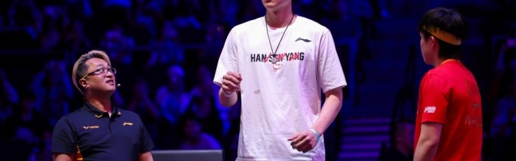 开云-杨瀚森为王楚钦比赛挑边 媒体人发布现场高清图😍小杨真帅啊