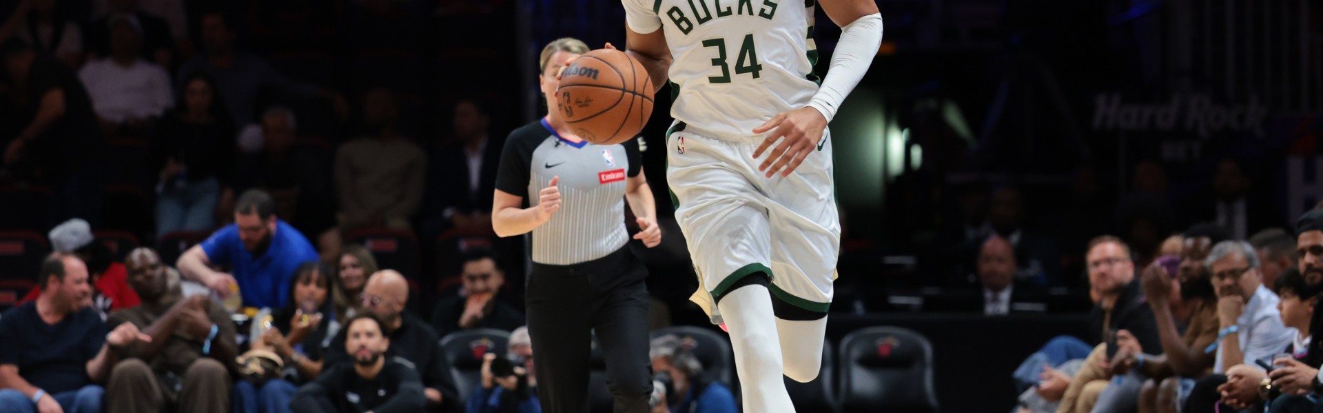 开云体育下载-老里：字母交易流言让每个人感到疲惫 他有权选择留下或者离开