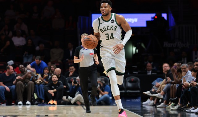 开云体育下载-老里：字母交易流言让每个人感到疲惫 他有权选择留下或者离开