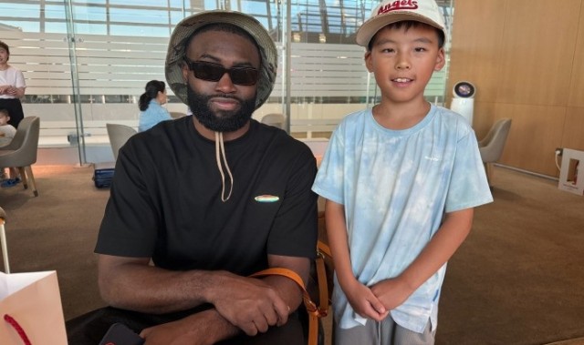 开云-挺巧~杨毅晒图：在首尔转机偶遇杰伦-布朗 杨核桃与其合影