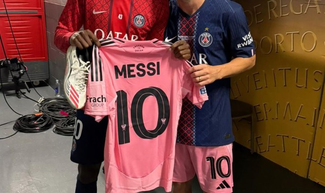 开云体育官网-😎进货来了？登贝莱赛后“薅走”梅西全套装备，苏牙、阿尔巴球衣也没放过